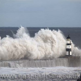 The North Pier being battered as usual in 2007.
Photograph Brian Slee.
