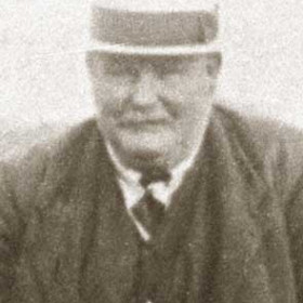William Helm. Ice cream seller, known locally as General Buller.
Photograph 1920s