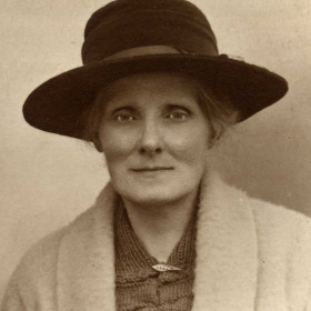Mina Hixon, nee Gear died June 10th 1925, wife of Henry, Surname possibly Nixon. Photo 1924