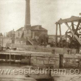 Old beam engine on east wall of N dock in July 1947